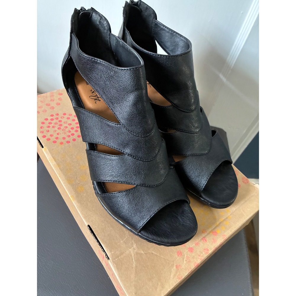 EuroSoft by Sofft Viviana Black Caged Peep Toe Block Heel Sandals Womens 9 M